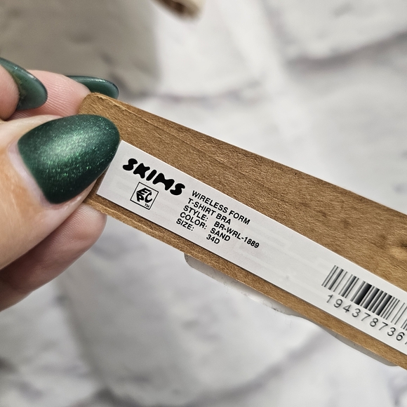 SKIMS Wireless Form T Shirt Bra In Sand Size 34D NWT - Picture 9 of 14